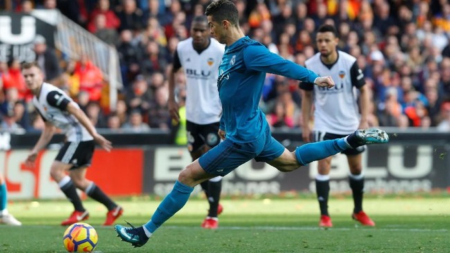 Dua gol Cristiano Ronaldo sukses mengantar Real Madrid unggul 2-0 atas Valencia di babak pertama.