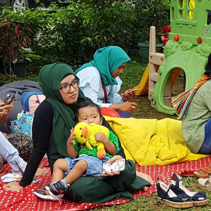 <p>Bunda capek nih, istirahat sebentar ya, Nak.</p>