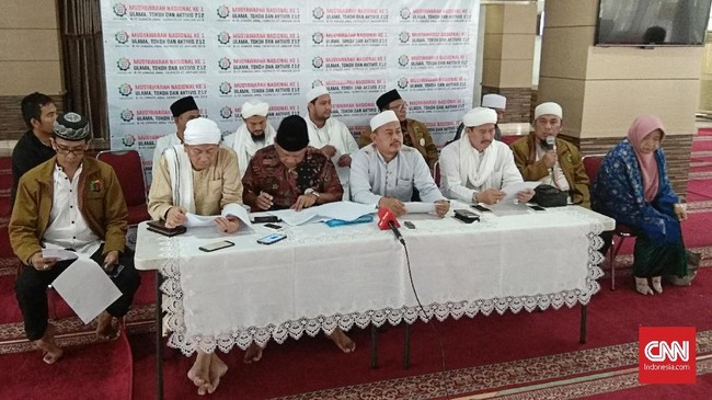 Persaudaraan Alumni 212 diketuai Jubir FPI, Slamet Maarif. Kelompok alumni 212 ini menyebut Presidium Alumni 212 ilegal dan menegasikan keberadaannya.