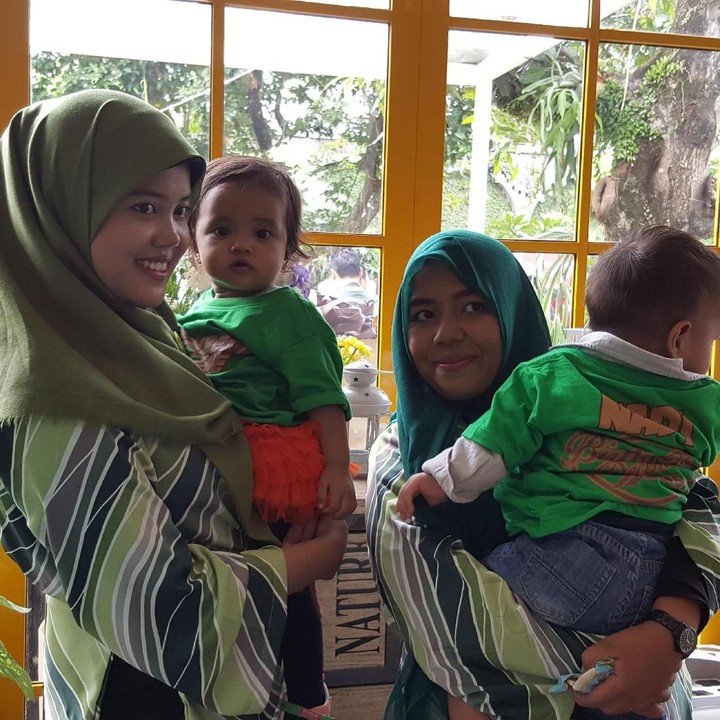 <p>Nak, Nak, ayo kita foto dulu dulu.</p>