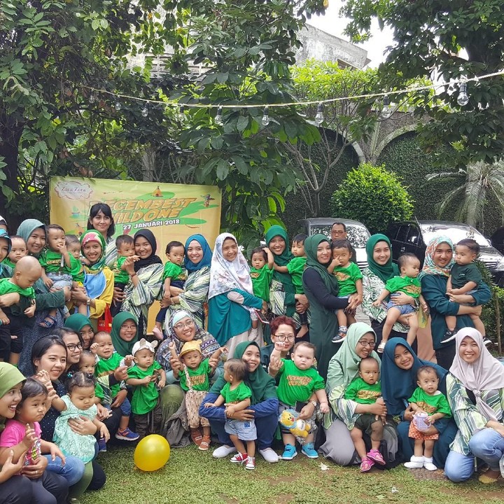 <p>Ini dia para ibu dan anak yang kompak pakai baju hijau di perayaan ulang tahun pertama anak-anak Birth Club Desember 2016. Selamat ulang tahun ya, Nak...</p>