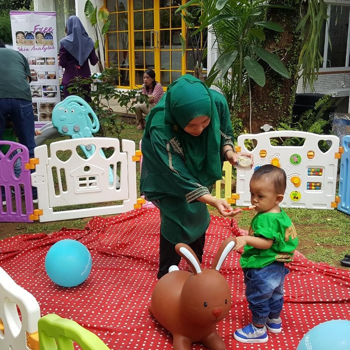 <p>Main kelinci-kelincian sambil disuapi sang bunda. Enaaak...</p>
