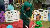 <p>Main kelinci-kelincian sambil disuapi sang bunda. Enaaak...</p>