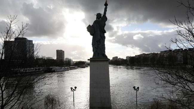 Akibat banjir dari luapan Sungai Seine, sejumlah objek wisata di Paris mengumumkan tak beroperasi.