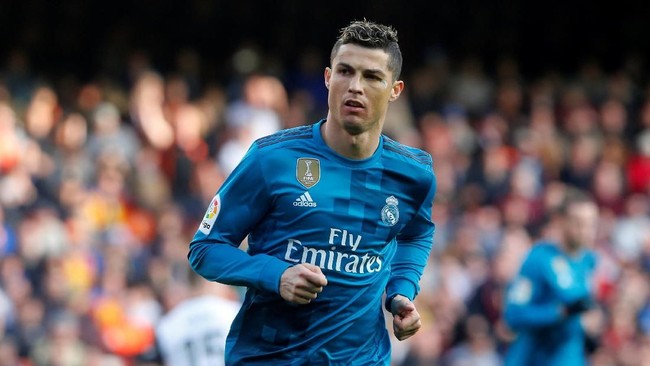 Bintang Real Madrid, Cristiano Ronaldo bakal menuju Chelsea pada bursa transfer musim panas mendatang, karena pintu ke Manchester United telah tertutup.