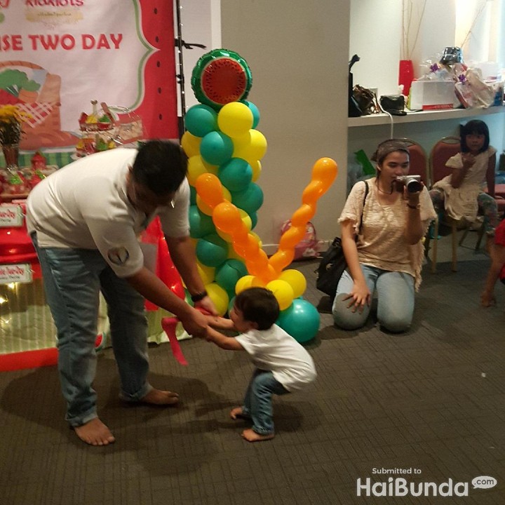 <p>Untuk menyemangati anak yang lagi ikutan lomba, semangat juang ayah nggak diragukan lagi deh.</p>