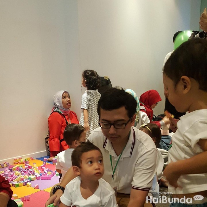 <p>Eh, ada yang mau ikutan main tuh, Nak. Diajak ya temannya. </p>