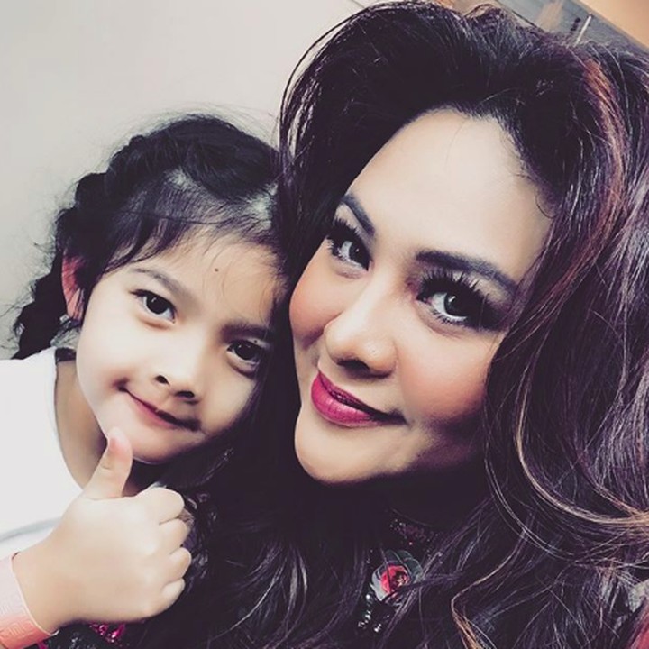 <p>Atreya bersama Bunda Audy. Sama-sama cantik. Setuju, Bun? (Foto: Instagram/ @audyitem)</p>