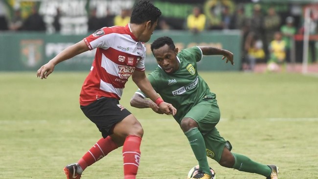Persebaya Surabaya menyamakan kedudukan pada babak kedua setelah bFeri Pahabol dan Fandry Imbiri membobol gawang PSMS Medan.