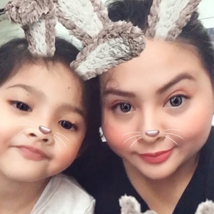 <p>Pakai hiasan kuping kelinci kayak gini, ibu dan anak ini makin cute aja.  (Foto: Instagram/ @audyitem)</p>