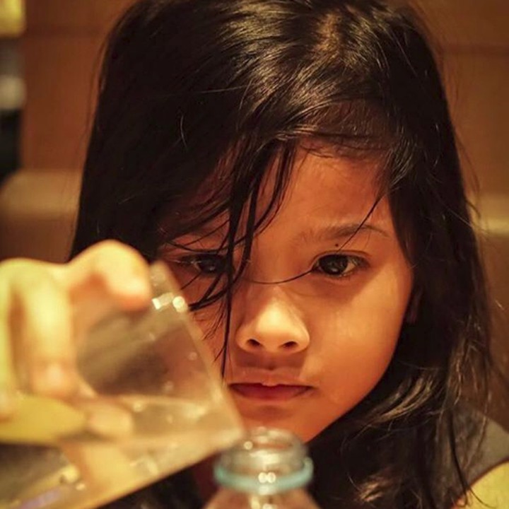 <p>Wajah Atreya dari dekat. Hayo, lebih mirip bunda atau ayahnya, Bun?  (Foto: Instagram/ @audyitem)</p>