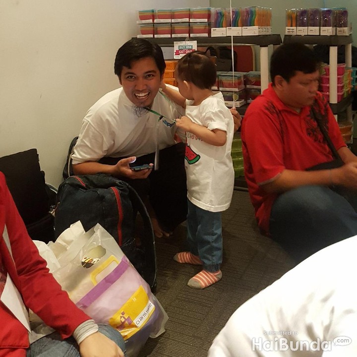 <p>Ayah pasrah dan senyum aja deh diginiin sama kamu, Nak. He-he-he.</p>