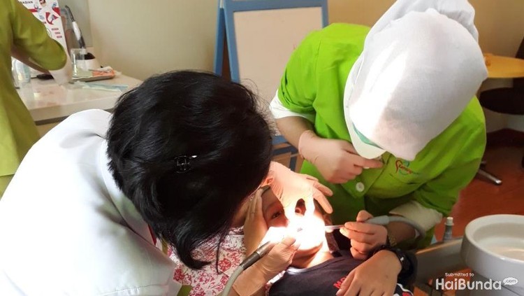 Beredar kabar di Facebook, ada anak yang giginya rusak kemudian mengalami peradangan di pembuluh darah.