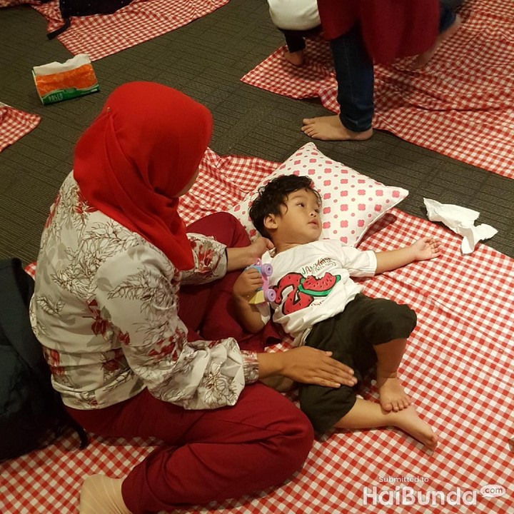 <p>"Bun, capek. Aku rebahan dulu boleh ya,". </p>