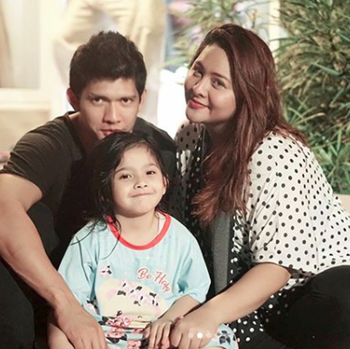 <p>Hal yang wajar ketika tubuh seorang ibu belum kembali ke ukuran semula usai melahirkan. Namun, beberapa warganet sepertinya enggak bisa memakluminya, Bun. Penyanyi Audy Item pernah dibilang gemuk setelah punya anak. Enggak cuma Audy yang membela diri, sang suami, Iko Uwais juga membelanya, lho.</p>
