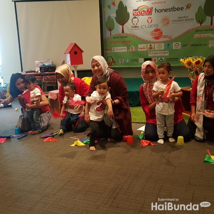 <p>Bunda ngasih 'wejangan' si kecil dulu nih sebelum lomba dimulai. Berdoa dan berusaha ya, Nak, supaya menang. He-he-he.</p>