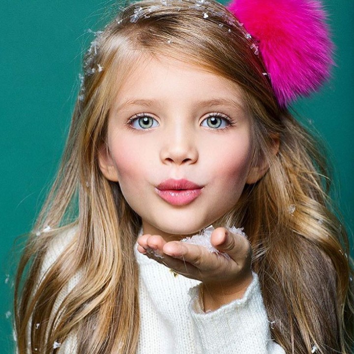 <p>Pose kayak gini bikin si kecil makin cantik ya. (Foto: Instagram/anna_and_alena)  </p>