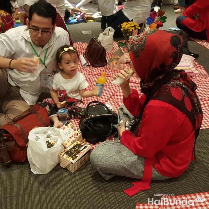 <p>Istirahat dulu sama bunda dan ayah sebelum lanjut main. Beberapa orang tua yang tergabung dalam Birthday Club January 2016 memang kumpul bareng untuk merayakan ultah yang kedua nih, Bun.</p>