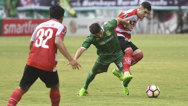 Persebaya Surabaya bermain imbang 0-0 dengan Arema FC di babak pertama semifinal Piala Gubernur Kaltim 2018 di Stadion Palaran, Samarinda, Jumat (2/3).