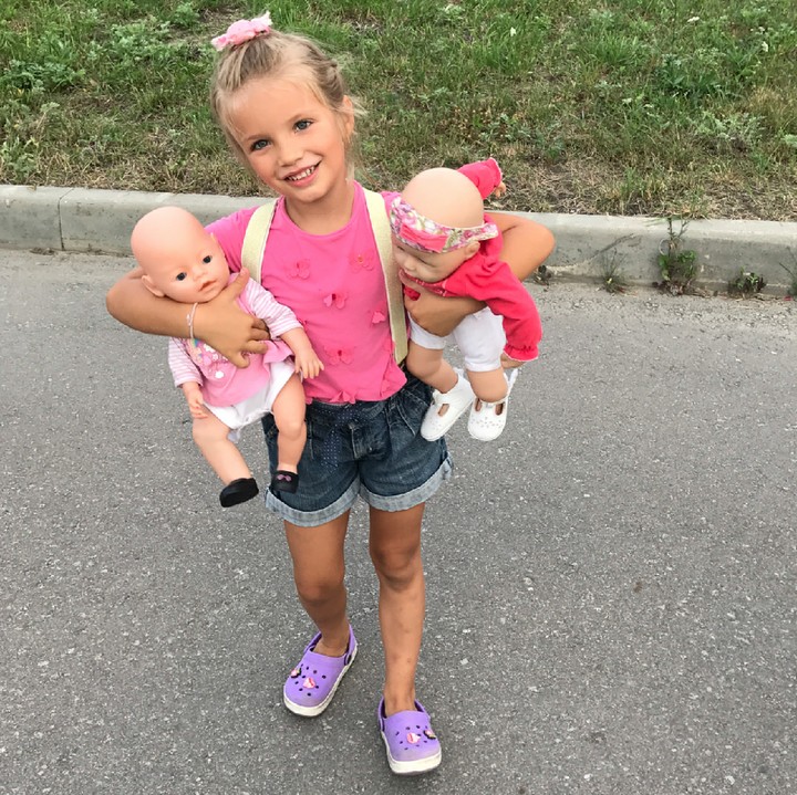 <p>Layaknya anak-anak lain, Alena juga masih suka main boneka kok. (Foto: Instagram/anna_and_alena)  </p>