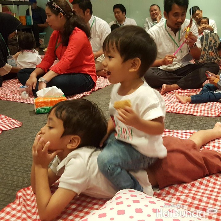 <p>Waduh, si adik kok malah menaiki punggung kakaknya. Hi-hi-hi.</p>