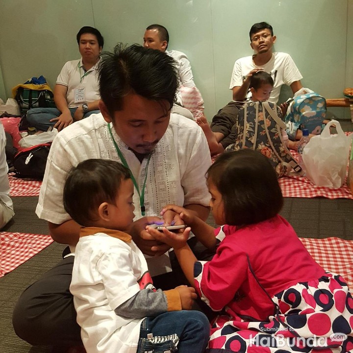 <p>Dua anak ini lagi ngapain ya sampai ngerubungi si ayah gitu. He-he-he.</p>