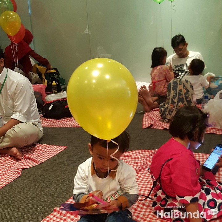 <p>Walaupun lagi asyik sendirian, balon kuning ini tetap aku pegang erat-erat lho, Bun.</p>