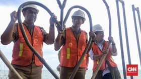 Usai Renang, Sandiaga Ajak Jomblo Foto di Pohon Jodoh