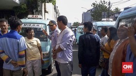 Sopir Angkot Tanah Abang Kembali Demo Tutup Jalan Jatibaru