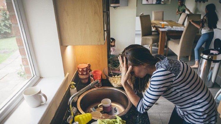 Ibu Rumah Tangga Juga Punya Hari-hari yang Sulit Banyak orang berpikir menjadi ibu rumah tangga itu enak. Namun ibu rumah tangga memiliki hari-hari sulit lho, Bun.