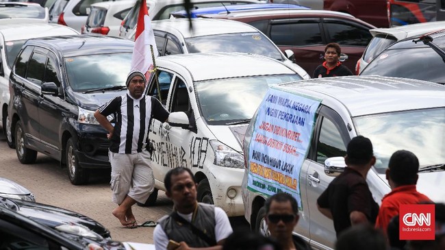 Sopir taksi online butuh penjelasan soal moratorium pendaftaran yang diberlakukan beberapa hari lalu.