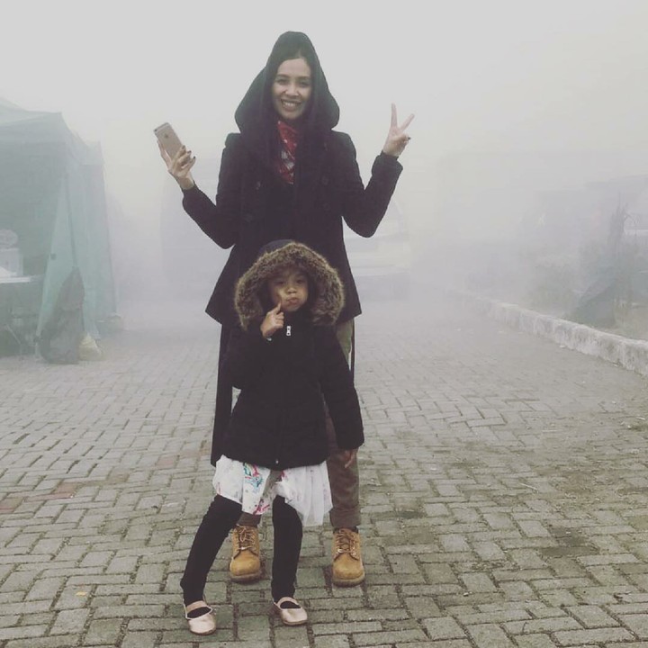 <p>Gaya Marsha Timothy bersama sang buah hati, Jizzy Pearl. (Foto: Instagram/marshatimothy)</p>