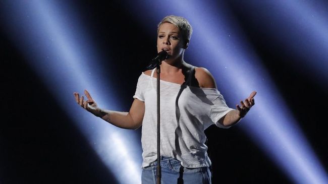 Pink menyindir penyelenggara Grammy Awards yang menyebut kaum perempuan harus membuat kemajuan agar diterima di industri musik lebih tinggi.