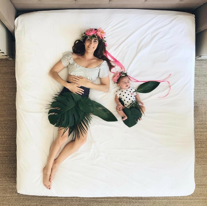 <p>Daun-daun hijau bisa banget jadi properti yang oke. (Foto: Instagram/carolyn_mara)</p>