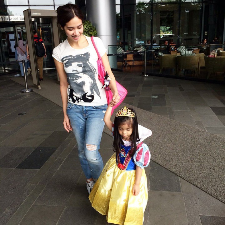 <p>Ketika Bunda Marsha Timothy bergandengan tangan dengan putri Jizzy. (Foto: Instagram/marshatimothy)</p>
