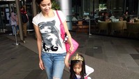 <p>Ketika Bunda Marsha Timothy bergandengan tangan dengan putri Jizzy. (Foto: Instagram/marshatimothy)</p>