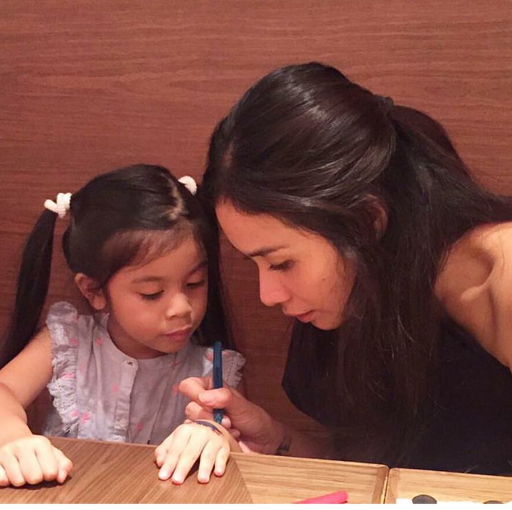 <p>Kira-kira Jizzy lagi diapain ya sama Bunda Marsha. (Foto: Instagram/marshatimothy)</p>