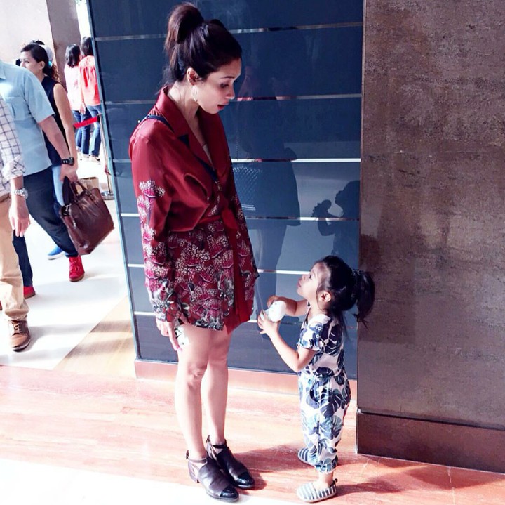 <p>Lagi ngomongin apa sih mereka, serius banget ya. He-he. (Foto: Instagram/marshatimothy)</p>
