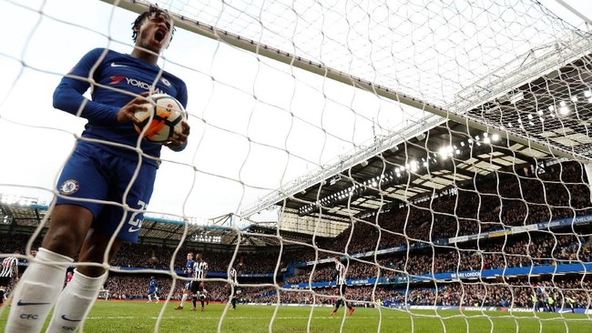 Michy Batshuayi tampil gemilang saat Chelsea menyingkirkan Newcastle United pada babak keempat Piala FA di Stamfod Bridge, Minggu (28/1).