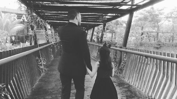Di mata Nafa Urbach, adalah sesuatu yang indak banget ketika mantan suaminya, Zack Lee, mengantar si kecil ke sekolah.
