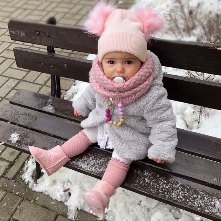 <p>Bagi beberapa bayi, empeng bisa memberikan efek menenangkan. Wajar saja kalau bagi bayi ini, empeng nggak boleh banget ketinggalan. Hi-hi. (Foto: Instagram/elaaa.o)</p>