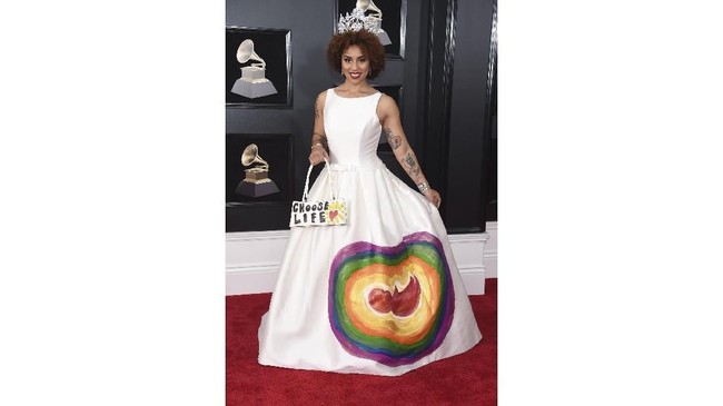 FOTO: Busana-busana 'Nyeleneh' di Grammy Awards 2018