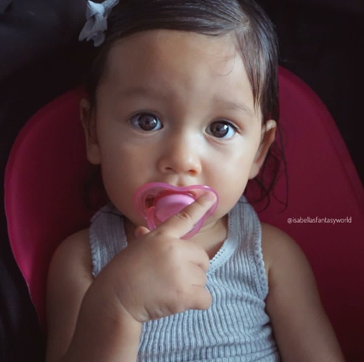 <p>Meski mulut tertutup empeng, manisnya anak ini sama sekali nggak bisa ditutupi. (Foto: Instagram/isabellasfantasyworld)</p>