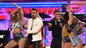 Luis Fonsi 'Despacito' Borong Piala Latin Grammy Awards