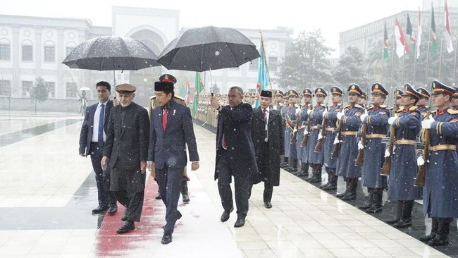 Kunjungan Jokowi-JK ke Afghanistan dipandang sebagai upaya pencitraan pemerintah ke dalam dan luar negeri, menjelang pemilu 2019 dan anggota pemilihan DK PBB.