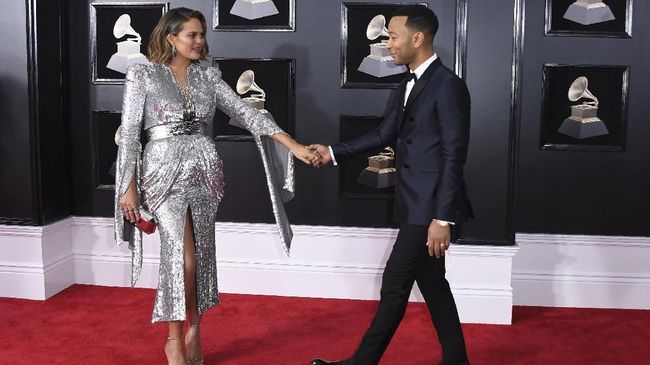 Anak kedua John Legend dan Chrissy Teigen berjenis kelamin laki-laki, dan kelahirannya baru diumumkan pasangan itu pada Kamis (17/5) kemarin.