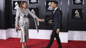 Chrissy Teigen Umumkan Hamil Anak Ketiga John Legend