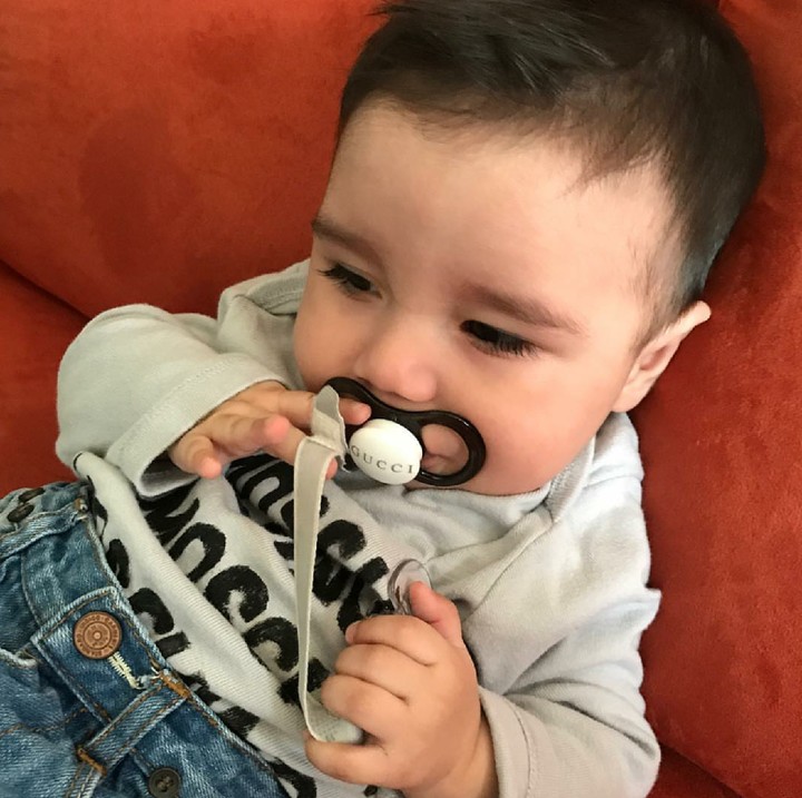 <p>Wajah serius bayi ngempeng tuh seperti ini, Bun. (Foto: Instagram/anamireles)</p>