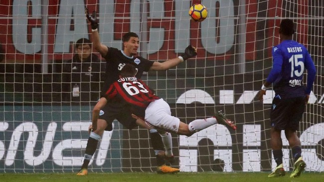 AC Milan keluar sebagai pemenang dengan skor 2-1 atas Lazio di Stadion San Siro, Milan, Minggu (28/1).