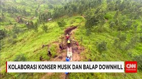 Atlet Berpacu Sambil Menikmati Konser Musik Rock